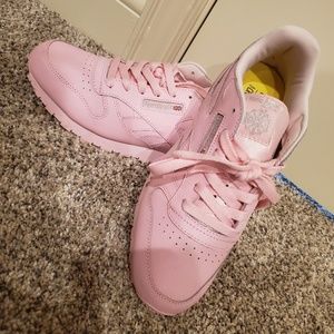 Pink reeboks